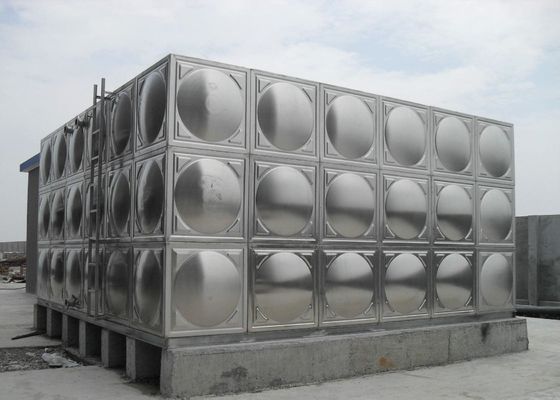 Tangki air terisolasi dari stainless steel yang dipoles warna perak dengan kapasitas 100 ton