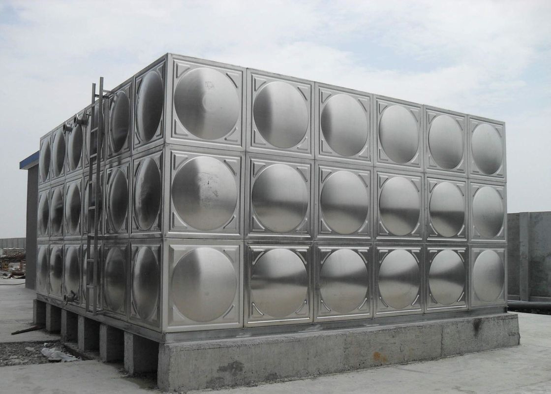 Tangki air terisolasi dari stainless steel yang dipoles warna perak dengan kapasitas 100 ton